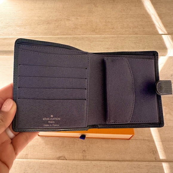LOUIS VUITTON Epi Porte Billets Compact Bifold Blue Leather - Picture 4 of 13